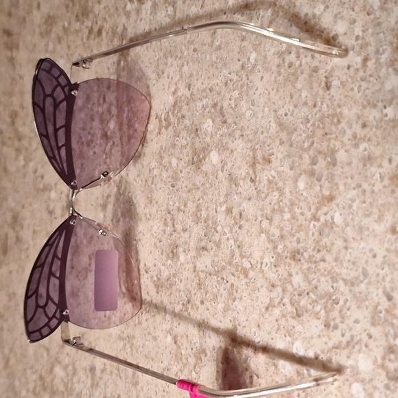 Betsey Johnson butterfly sunglasses - Picture 3 of 10